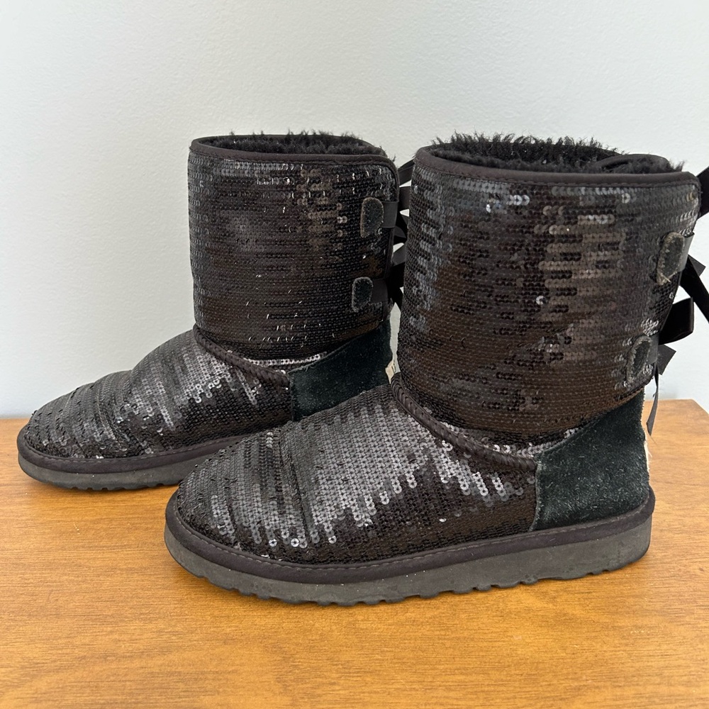 UGG Bailey Bow Black Shimmer Boots Sz 5 Sherpa Lined Sequin